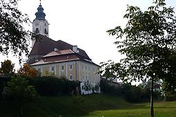 Kirche mit Pfarrhaus