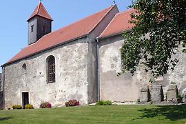 Südwand der Kirche St. Veit mit römischen Altären