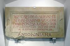 Bauinschrift der Ala I Commagenorum, Rekonstruktion im Museum