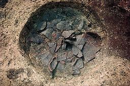 Ausgrabung Ungargasse 66, 2001, zerscherbte Gefäße im Grunbenhaus 2