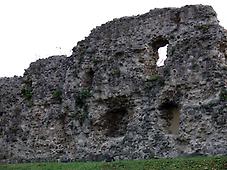 Südmauer des Burgus mit Fensteröffnungen