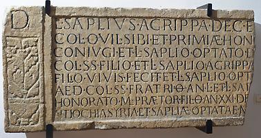 Grabinschrift des Lucius Saplius Agrippa und seiner Familie