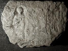 Stein mit unfertigen Reliefs