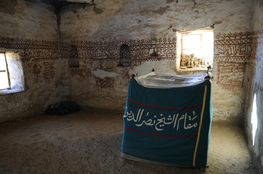 Al-Qasr - Mosque; Inside