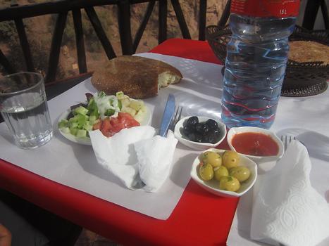 Olives, salad and fresh bread in front of the waterfalls, Photo: © K. Wasmeyer 2016