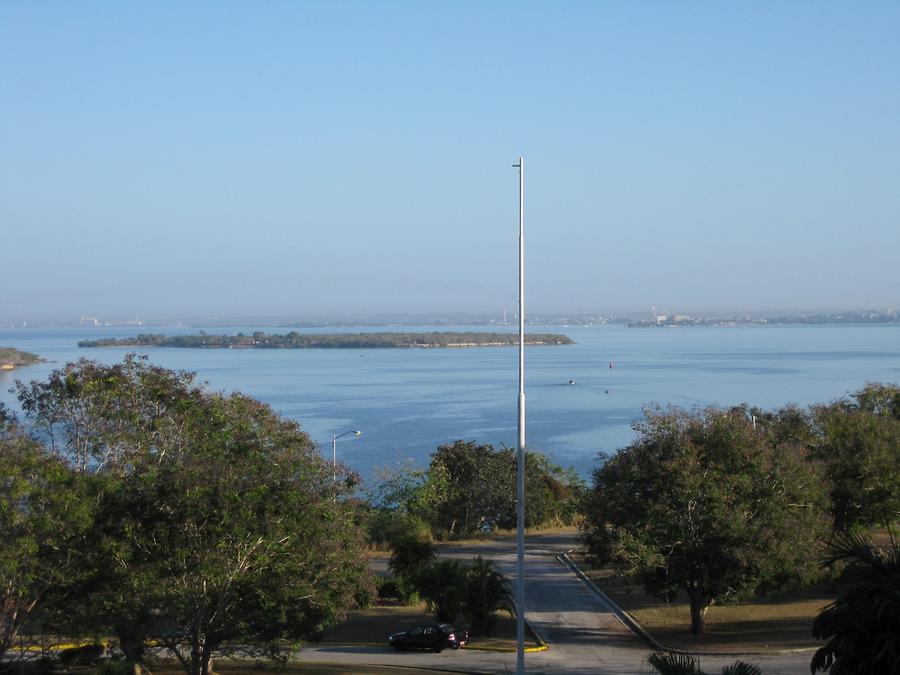 Cienfuegos - Hotel Pasacabello - Blick vom Garten nach Cienfuegos