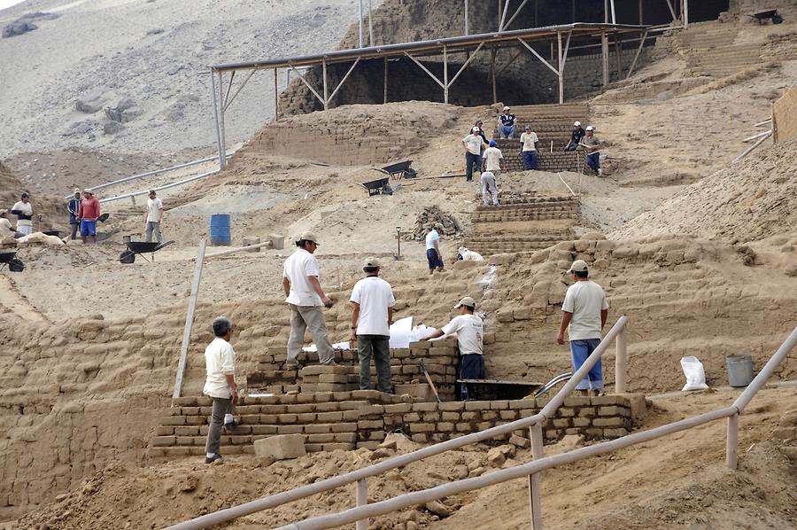 Moche - Temple of the Moon; Excavation