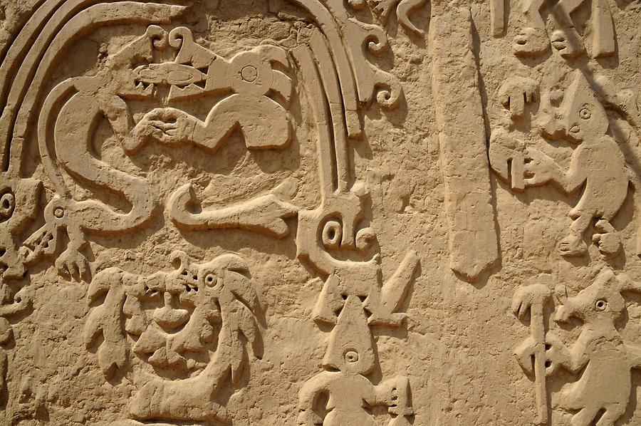 Trujillo - Huaca la Esmeralda; Relief