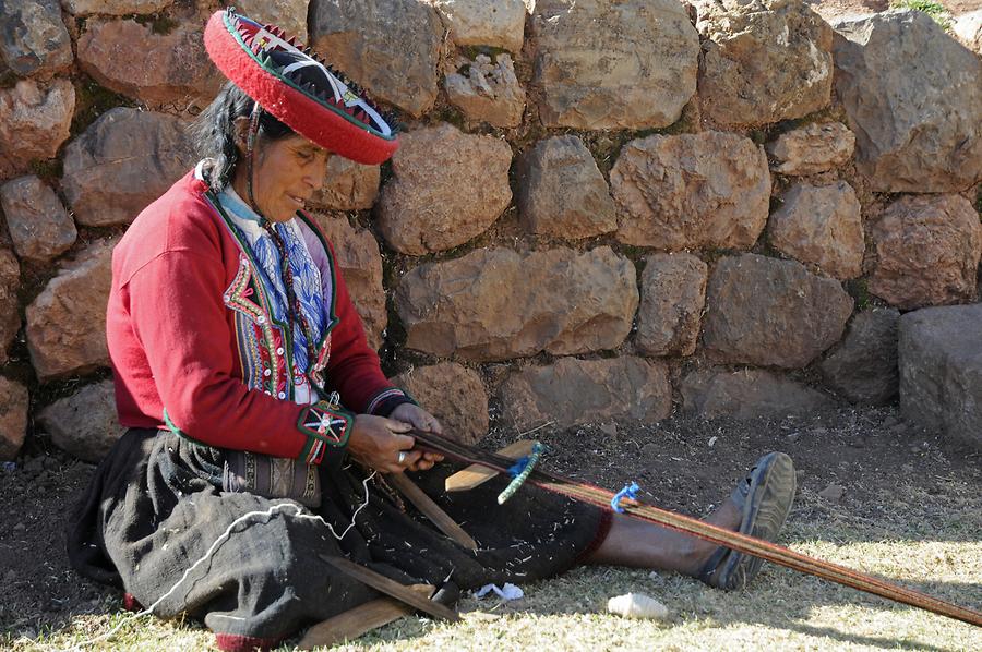 Chinchero - Market; Weaving