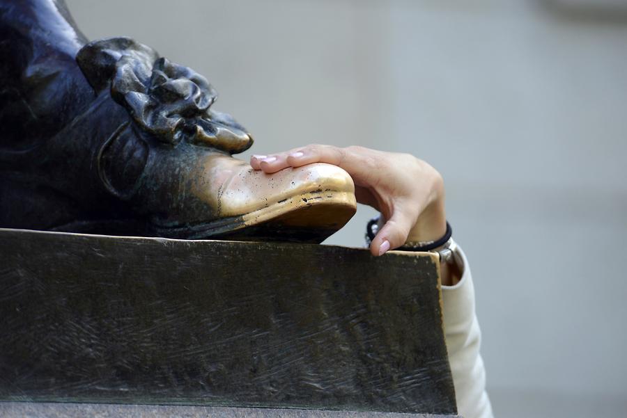 John Harvard Statue - Toecap