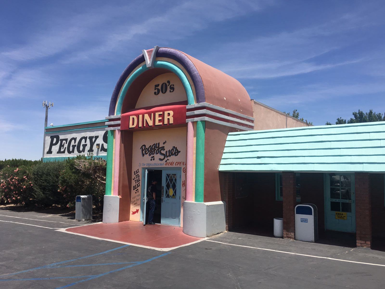 Barstow Peggy Sue's 40's Diner California (12) Geography im