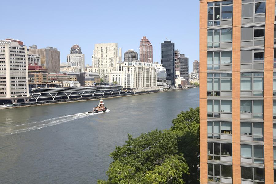 Roosevelt Island Tramway - East River