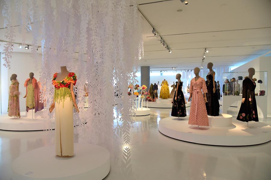 Heydar Aliyev Center - Inside; Exhibition