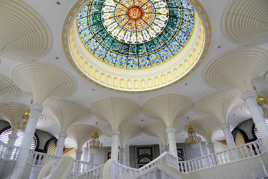 Jame' Asr Hassanil Bolkiah Mosque - Inside