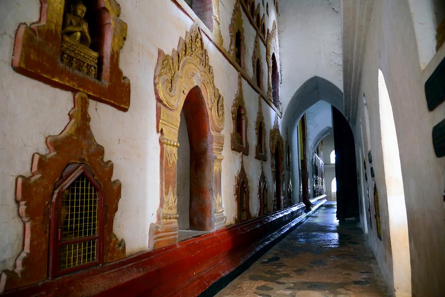Ananda temple interior