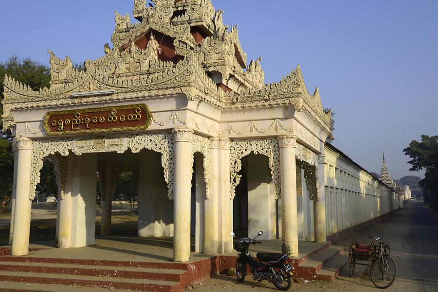 Colonnade Shwezigon