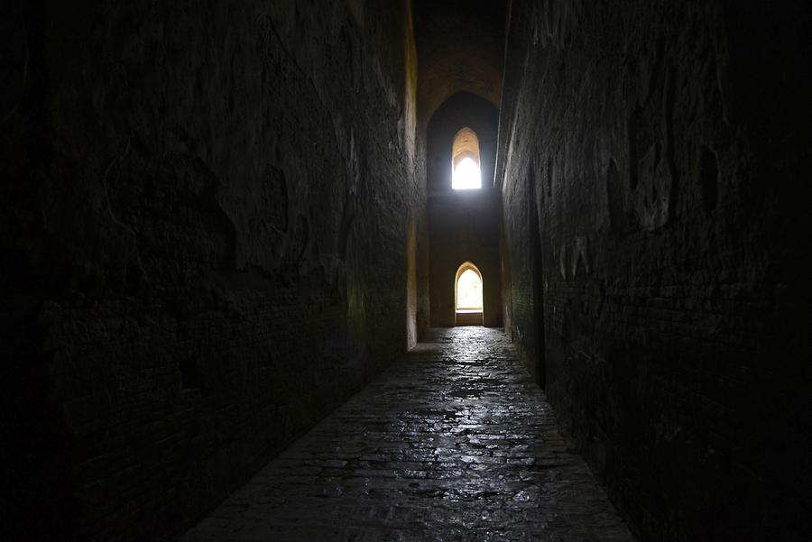 Dhammayangyi interior Bagan