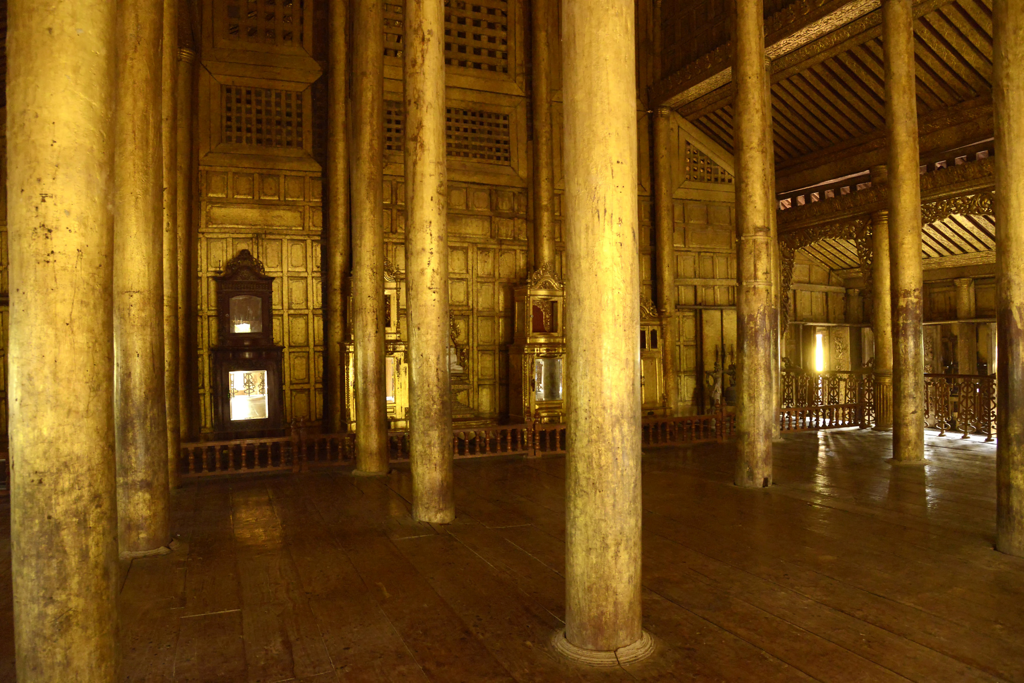 Shwenandaw Monastery interior (1) | Mandalay | Geography im Austria-Forum