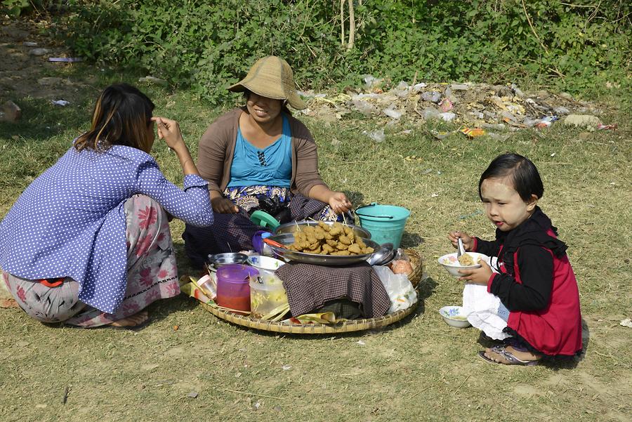 Burmese picnic
