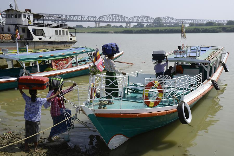 Boat ride Bagan