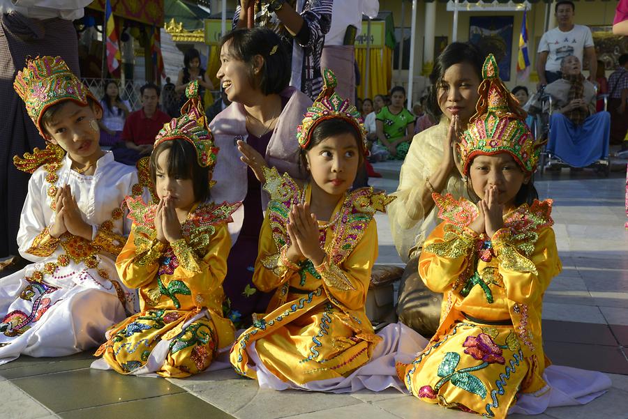 Novices Shwedagon