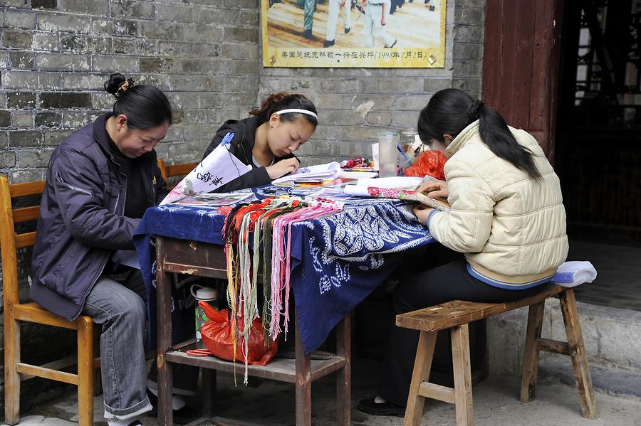 Xingping - Embroideresses