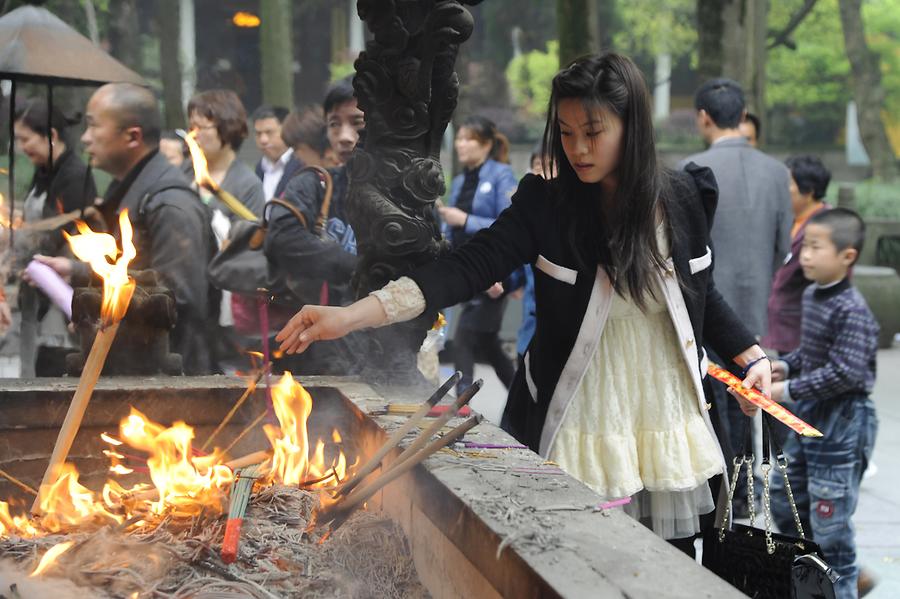 Lingyin Temple - Incense Altar