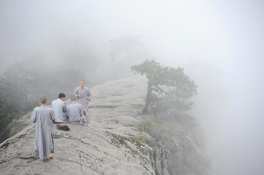 Mount Jiuhua - The Way Up