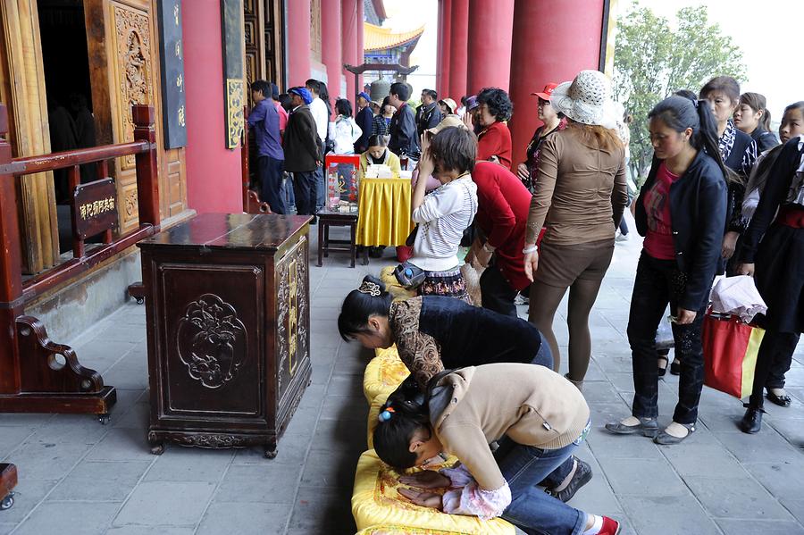 Dali - Chongsheng Temple, Believers