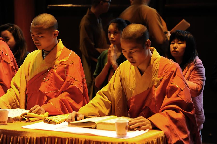 Jade Buddha Temple - Reading Monks