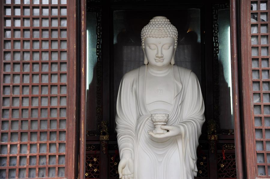 Longhua Temple - Buddha Statue