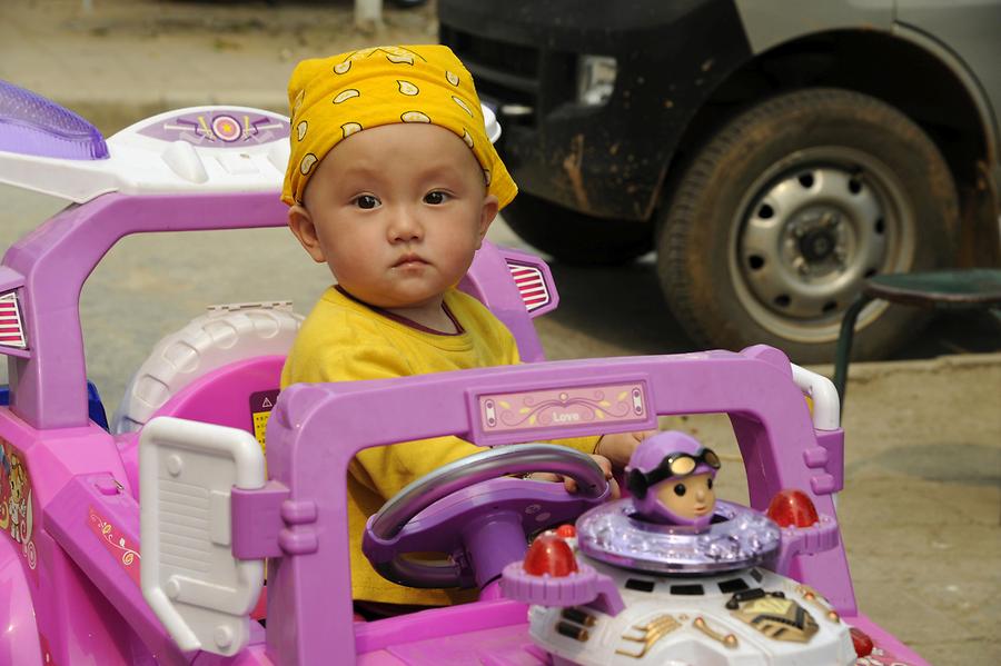 Menghun - Market, Child