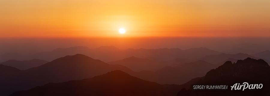 Sunset over Huangshan mountains, © AirPano 