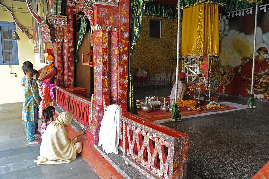 Kullu - Raghunath Temple; Puja