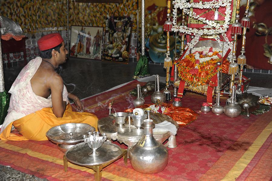 Kullu - Raghunath Temple; Puja