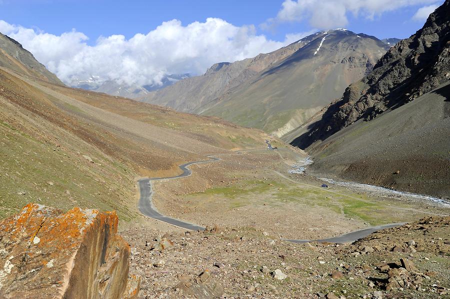 Road to the Bara-lacha Pass