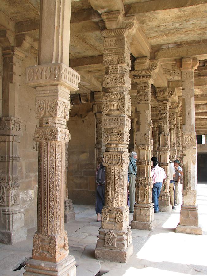 Quwwat-ul-Islam Mosque, portico