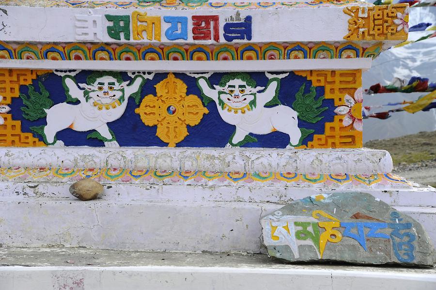 Kunzum Pass - Summit; Stupas, Detail