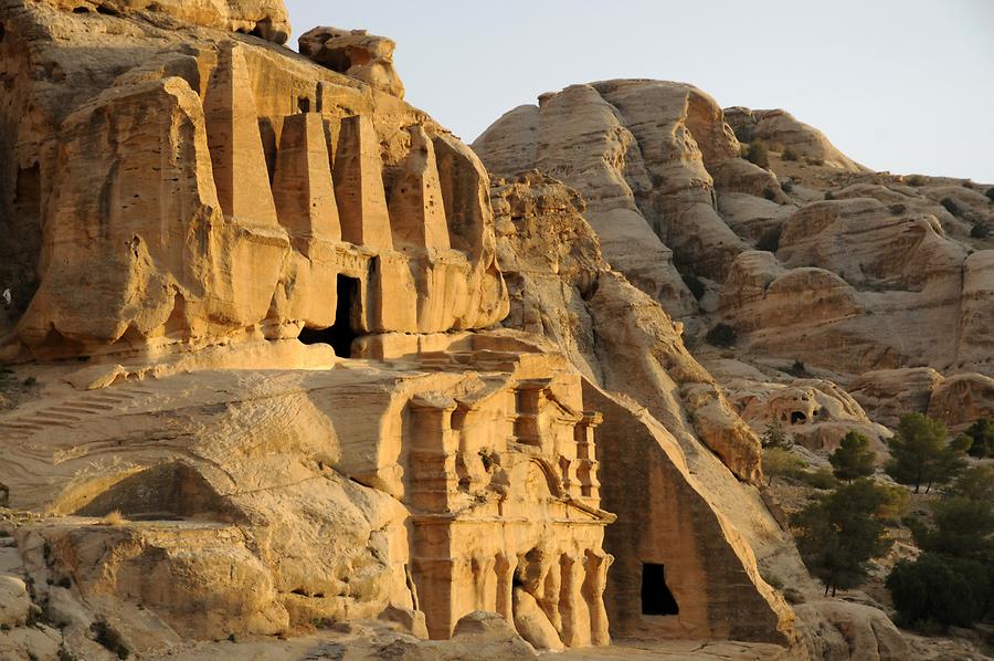 Obelisk tomb