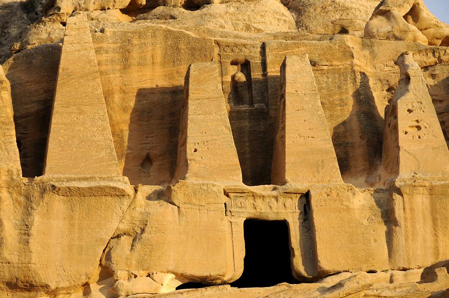 Obelisk tomb