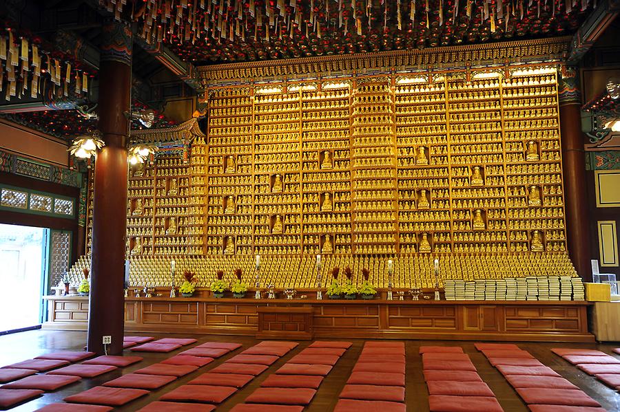 Inside Bong eun temple (1)