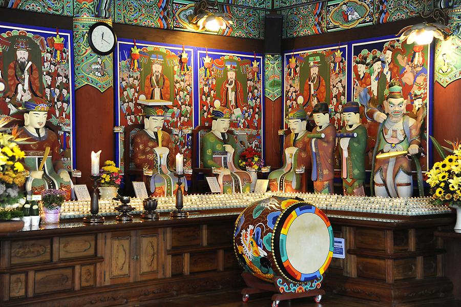 Inside Bong eun temple (4)