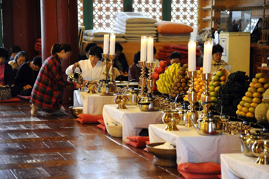 Inside Bong eun temple (2)