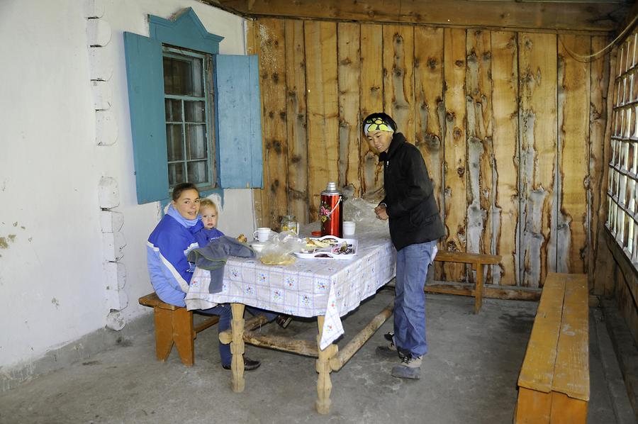 Altyn Arashan Valley - Cabin