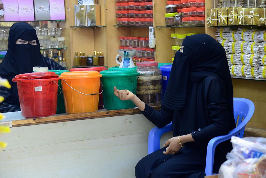 Salalah - Incence Suq; Bedouin Women