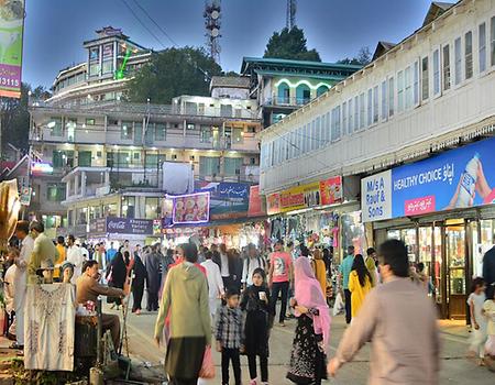 Tourists on Mall Road, Photo: Moheman7, from Wikicommons 