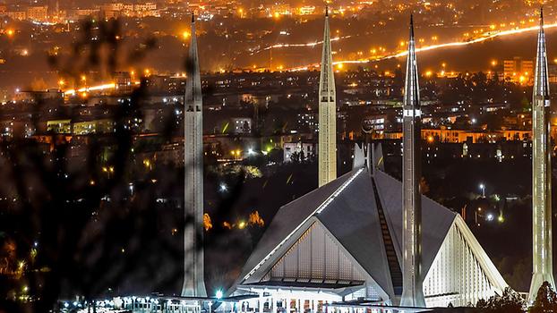 Shah Faisal Masjid at night, Photo: ZeeK2332, from Wikicommons 