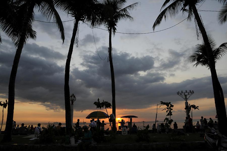 Sunset at the Manila Baywalk