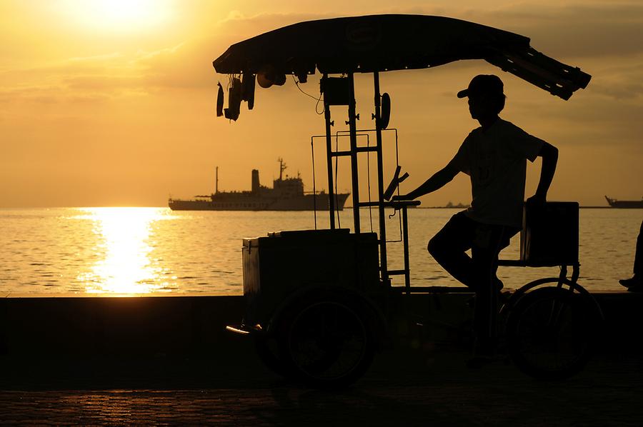 Sunset at the Manila Baywalk