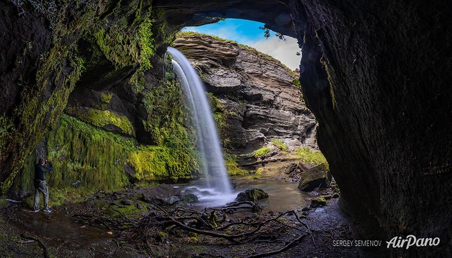 Waterfall in Parusnaya Bay, © AirPano 